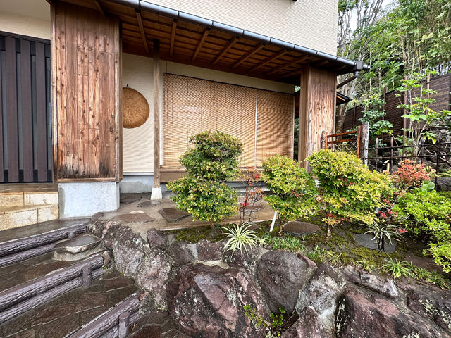 1階にある小間の茶室の外腰掛け待合_松風庵