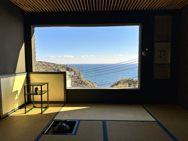 2階の茶室は8畳で、大画面で海を楽しみながらお茶体験ができます。まるで宙に浮かんでいるような感じがする茶室です。最大6人まで同時にお点前体験ができます。_松風庵