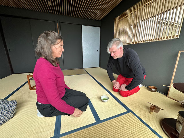 初めてのお点前体験。お互いにお茶を点てて楽しんでられました_松風庵