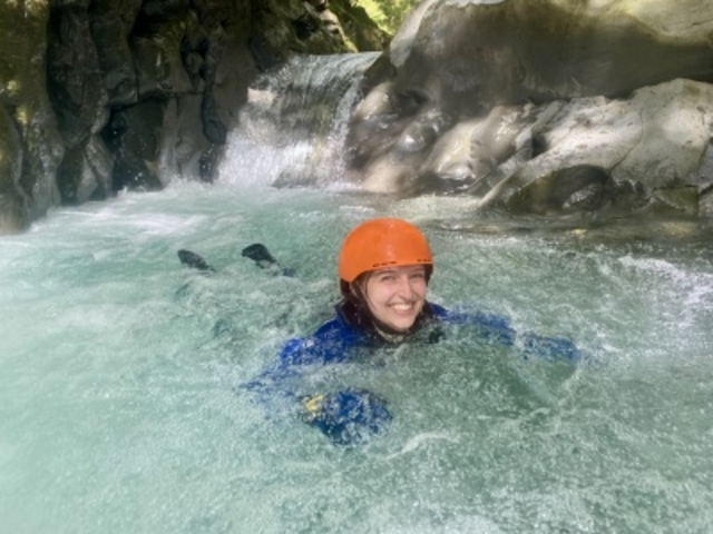 透明で美しい水の中でスライダーができます!_Fujiyama Canyoning Japan