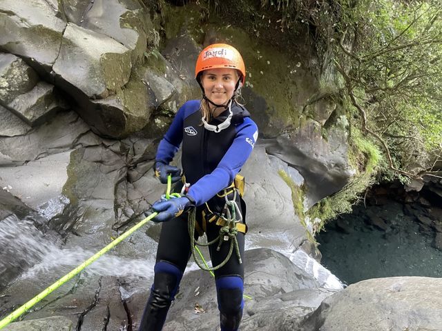 ロープを使って懸垂下降にチャレンジ!_Fujiyama Canyoning Japan