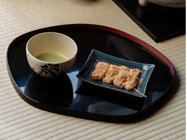 東山窯の器でいただく抹茶とわらび餅のセット_陶芸喫茶東山