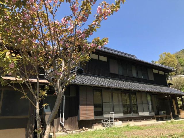 建物正面からの全景。右側がゲストハウス&カフェ。左側が工房になります。_DIY工房 NA・Base