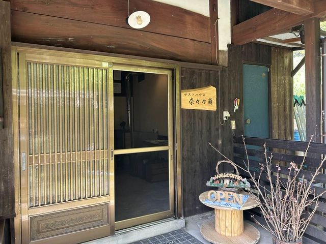 体験受付はゲストハウスの中へどうぞ。_DIY工房 NA・Base