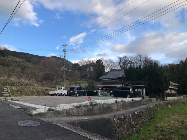 駐車場です。体験会場は駐車場を出てすぐ下の細い道を進んだ奥になります。_DIY工房 NA・Base