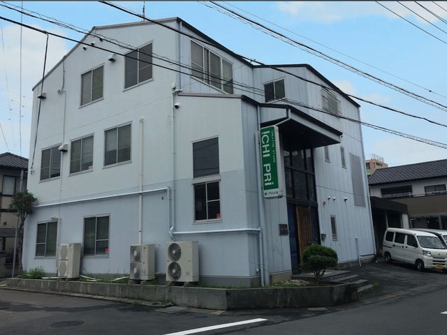 外観です。
手前の駐車場、駐輪場ご利用くださいませ。_ichipri
