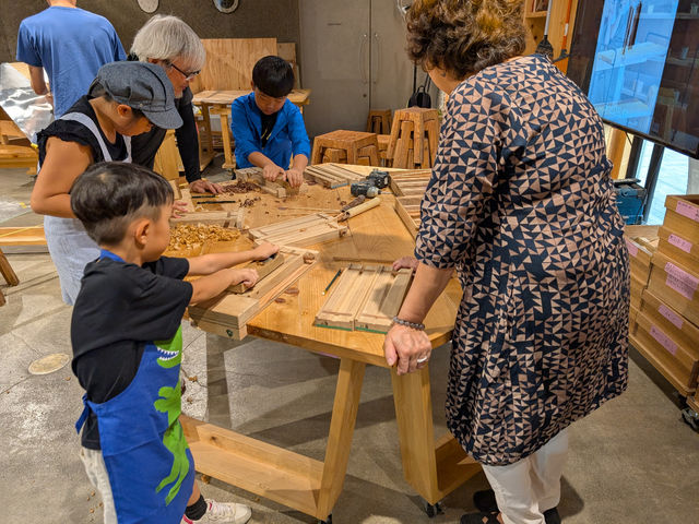 【カンナで削り出した木のお箸づくり】
子供でも女性でも治具を使って簡単に作れます。_根継商店