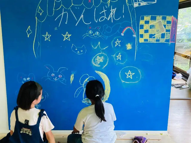 壁一面のチョークボードはアトリエで大活躍!_Craft for Kids