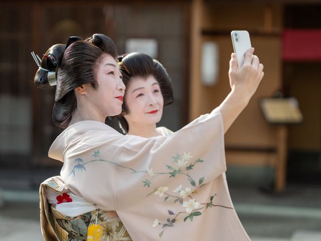 芸妓さんも体験!_アートカフェ 33yoiyoi