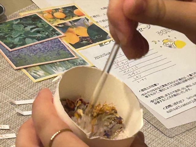 出来上がったあなただけの香りをバスソルトに混ぜていきます。_rise and free your mind
