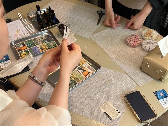 ご自身で香りを確かめながら、アドバイスのもとその時いいと思うアロマオイルを足したりしつつ
_rise and free your mind