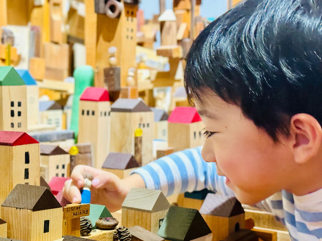 「marble machine wall3」はクラウドファンディングを実施した際に支援者が街の住人になるプロジェクトを始めました。今も住人が増え続ける作品です。_ビー玉と木のおもちゃアトリエマーブル
