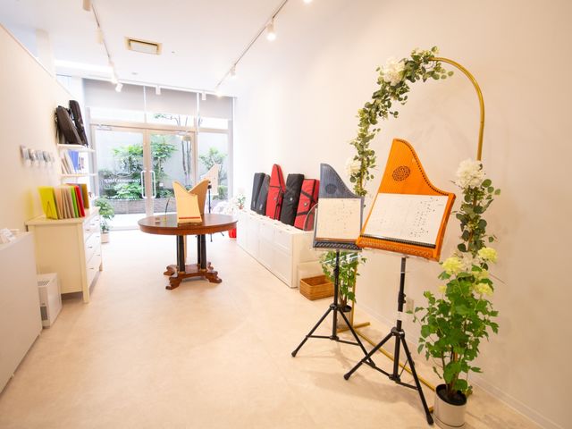 明るいショールーム内での体験です♪_ヘルマンハープ神戸旧居留地