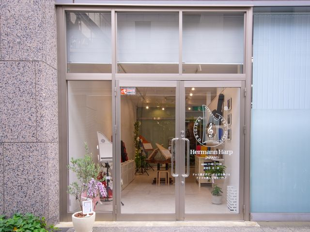 RIZAP向かいにある、「ベイ・ウィング神戸ビル」の1階にございます_ヘルマンハープ神戸旧居留地