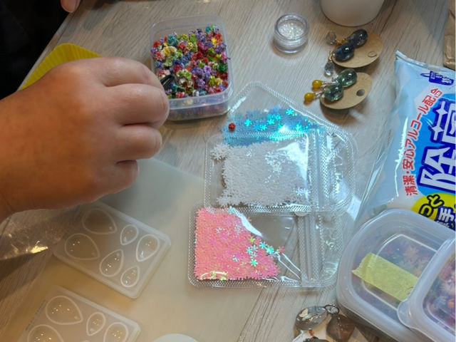 ワークショップ要予約ですが、楽しくワイワイしながらピアス、キーホルダーなどお手軽に制作できます。お手伝いもさせていただきます。初心者の方も是非!!_夢屋