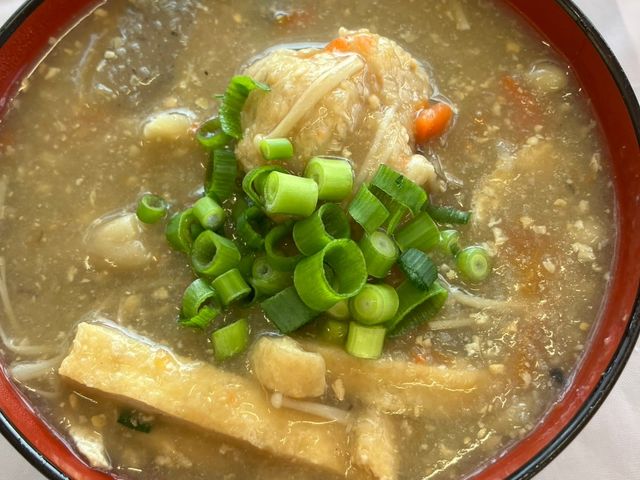 れんこん汁は、鶏ひき肉とすりおろし蓮根のお団子をはじめ、キノコ、こんにゃく、蓮根、人参、油揚げが入っています。_株式会社グリーンファーム角屋