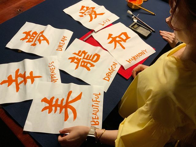 書道家の先生のもと、お好きな文字を色紙に書いていただきます!
その他、Tシャツなどお好きなものお持ち込みにて体験も可能!_一揆西陣