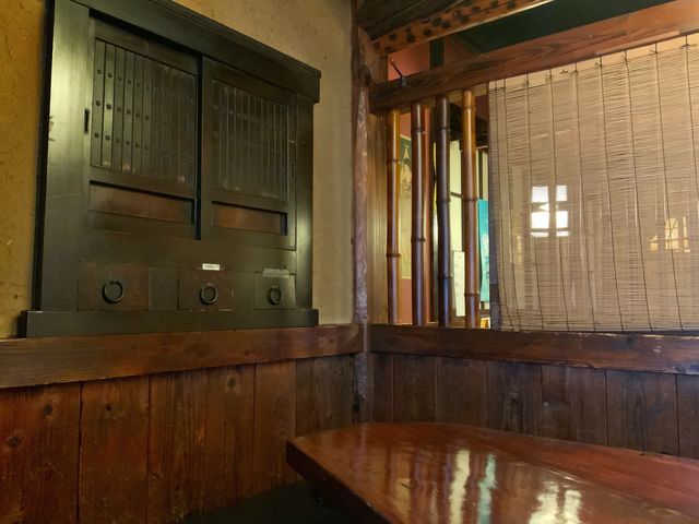 内装はどこか懐かしさを感じさせる、とっても落ち着く雰囲気のお店です。_一揆西陣