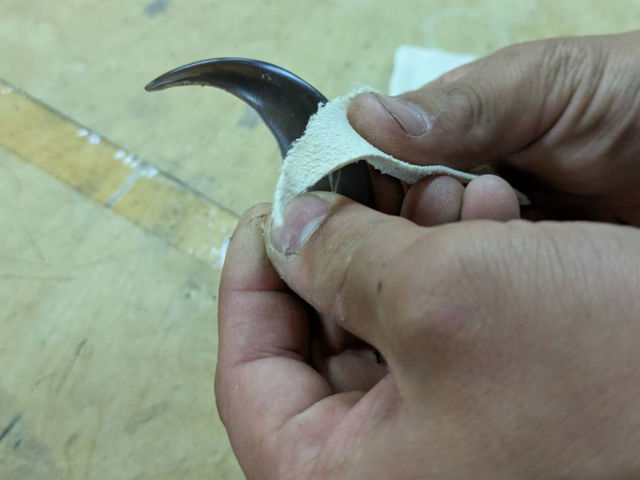 爪磨き体験です
小さいお子様でも安心して作業できます
くすんだ爪をピカピカにしましょう!_有限会社若松毛皮