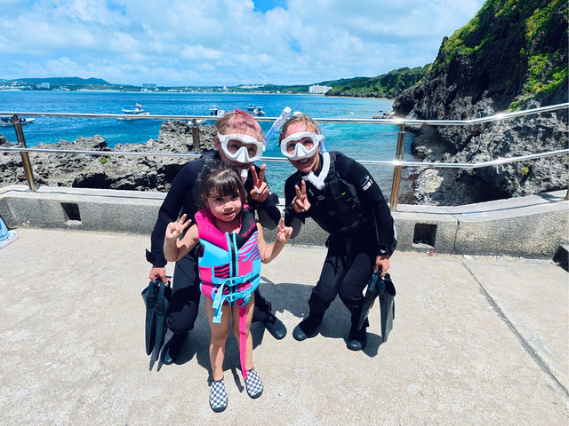 当店の貸し切りプランでは3世代での参加が可能!!!
大好きなおじいちゃん、おばあちゃんとお孫さんも嬉しそう!!恩納村 真栄田岬_UNDA Snorkeling Club