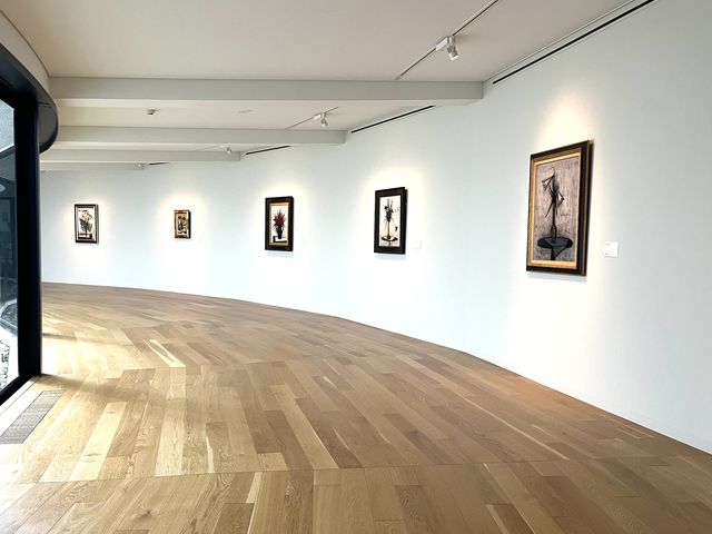館内:本館右回廊(作品は展示によって異なります)_ベルナール・ビュフェ美術館