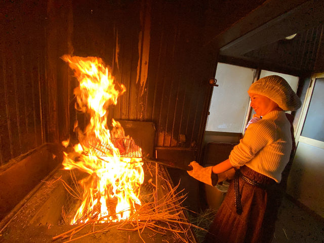 藁の火力で豪快に焼いていただきます_かつおの藁焼き体験 川直