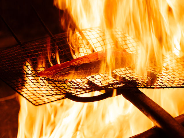藁が燃える様は大迫力!_かつおの藁焼き体験 川直