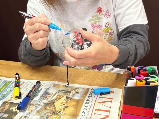 風鈴の絵付け体験
絵柄の見本も用意しており、ポスターカラーマーカーを使用して絵付けを行っていただきます
普段着でお気軽にお楽しみ下さい_SHOP雅【MIYABI】