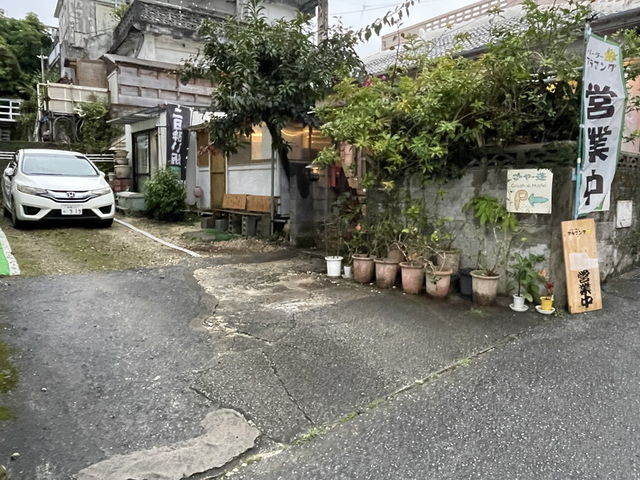 駐車場入り口_ごーやー荘