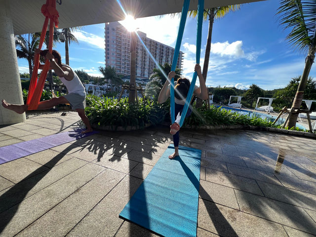 ハンモックを使用することでストレッチが深まります_Okinawa yoga MATE