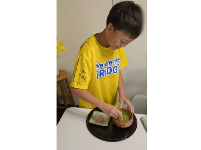 書道体験後はお抹茶と和菓子(練り切り)でおもてなしさせて頂きます。ご自分でお抹茶を点てたい方にはレクチャーしますので、ご興味ある方はチャレンジして下さい♪_桜並木お習字教室