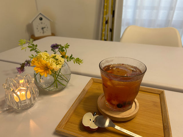 お抹茶が苦手な方には紅茶など他のお飲み物もご用意できますので遠慮なくお申し出下さい。餡子が苦手な方には練り切りではなく洋菓子もご用意できます♪_桜並木お習字教室