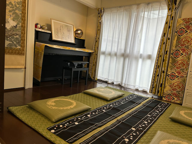 お抹茶は和テイストのこちらのお部屋で召し上がって頂きます。_桜並木お習字教室