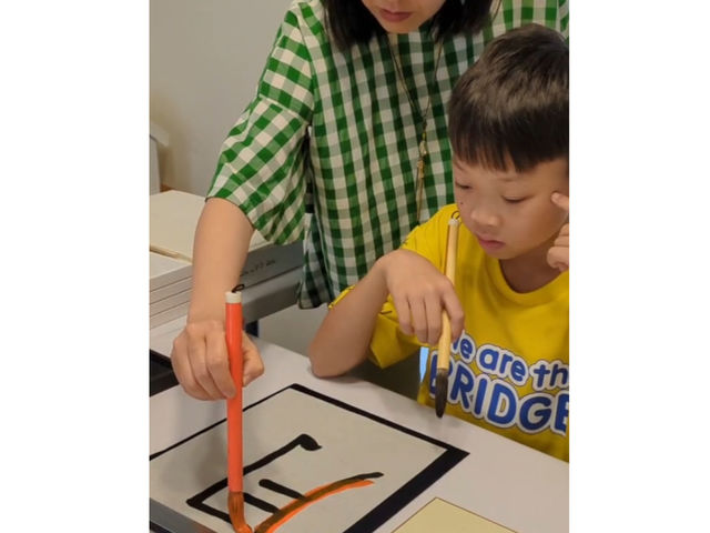 半紙に練習してから、お清書は色紙に書いてもらいます。印をご用意してます。ご自分の名前のひらがな一文字を押印して完成です♪_桜並木お習字教室
