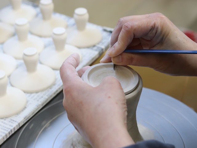 九谷焼を作る作業現場を見る工場見学もサービスで行っております。_清峰堂株式会社