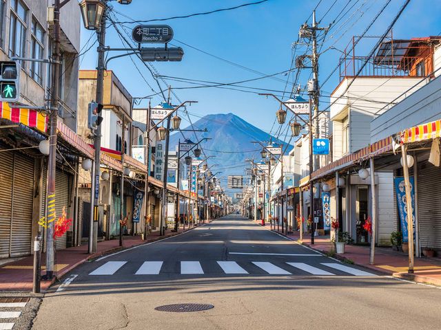 富士山と商店街のコントラストが大人気の冨士𠮷田市。着物で観光。当スタジオでは格安レンタルで観光用お着物をご用意しています。着付込み_ブライダルサロンメグミ