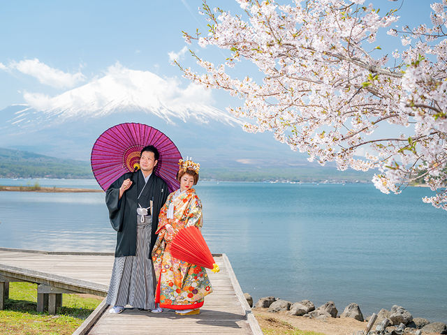 河口湖で富士山と湖を背景にフォトウェディングを。絶景です。ハネムーンにピッタリ。_ブライダルサロンメグミ