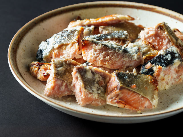 【鮭の塩麹焼き】温かいご飯と共にお楽しみください。
_プレミアホテル−CABIN−新宿(CABIN cafe)