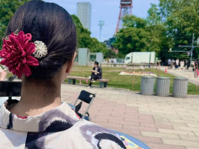 TVタワー、季節の花と一緒浴衣で撮影
(大通公園)_Kimono Rental 和-niko-