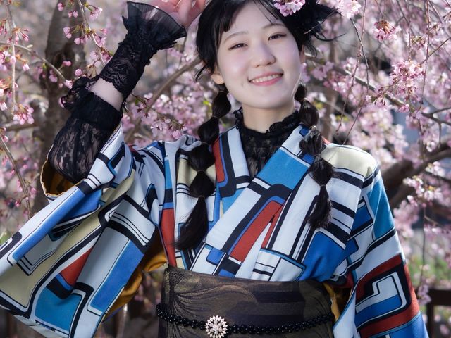 桜を背景に個性的着物アレンジ _Kimono Rental 和-niko-