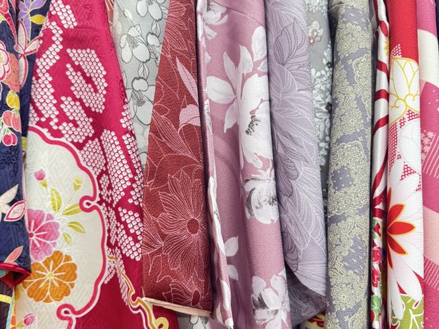 着物の色、柄、サイズが豊富に並んでいます。 _Kimono Rental 和-niko-