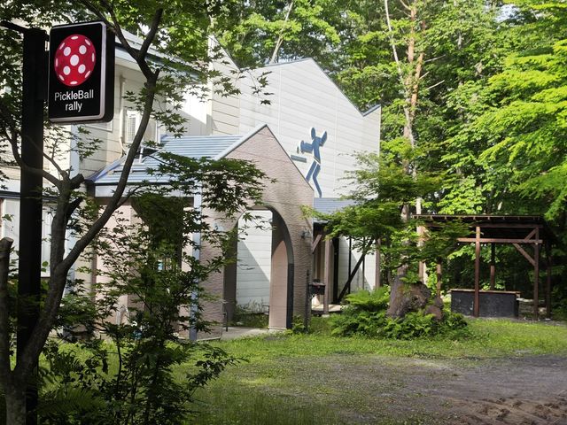 ピックルボール山荘ラリー外観、玄関入口と体育館
駐車は4〜5台可能です。_北軽井沢ピックルボール山荘ラリー