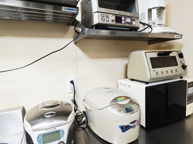 キッチンの調理器具
一升炊きと5合炊きの炊飯器_北軽井沢ピックルボール山荘ラリー