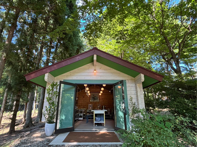 蒸留所は那須の森のなかにあります。_森と遊ぶ「香りの蒸留所」