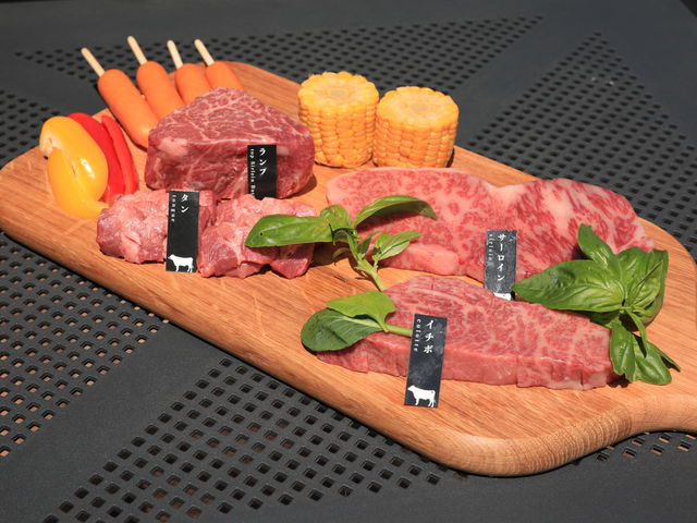 プレミアム佐賀牛コース
A5ランク メス牛(未経産)300g
・ヘレステーキ・厚切りタン
・赤身塊肉・上焼肉
2人前のお写真となります_藤Land