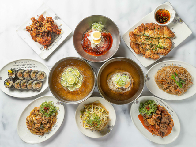 韓国料理居酒屋 アジョシ京都三条タカセ店の写真1