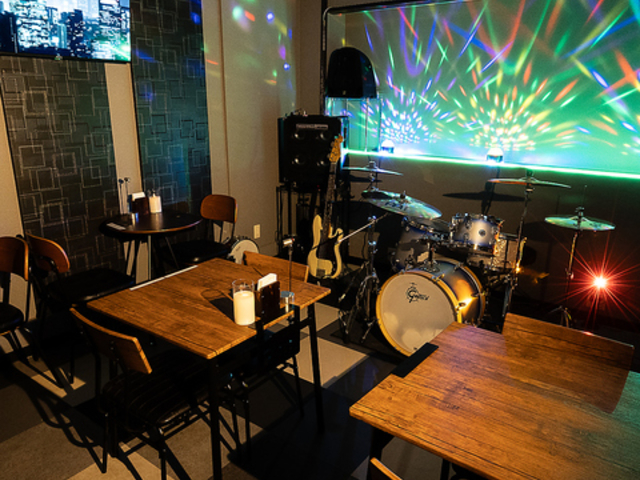 ドラムカラオケバーBLUE TREEE ブルーツリーの写真1
