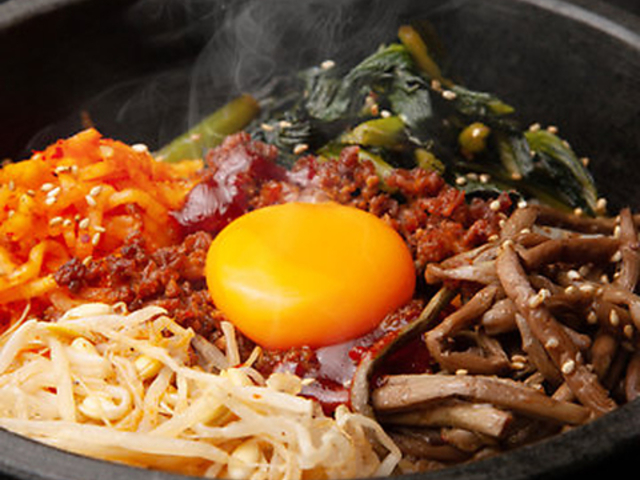 韓国料理 豚ブザ 新宿2号店の写真1