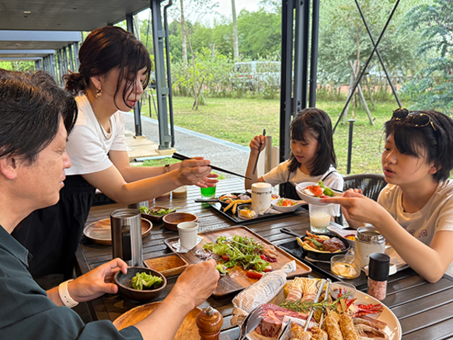 仲間と楽しむBBQ_The Retreat