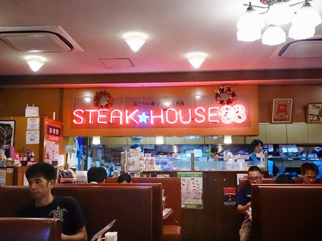アメリカン漂う店内_ステーキハウス88